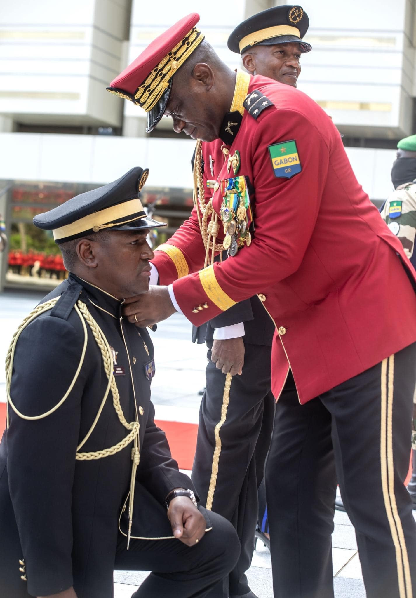 Remise de Galons par le Président Brice Clotaire Oligui Nguema aux Officiers Généraux des Forces de Défense