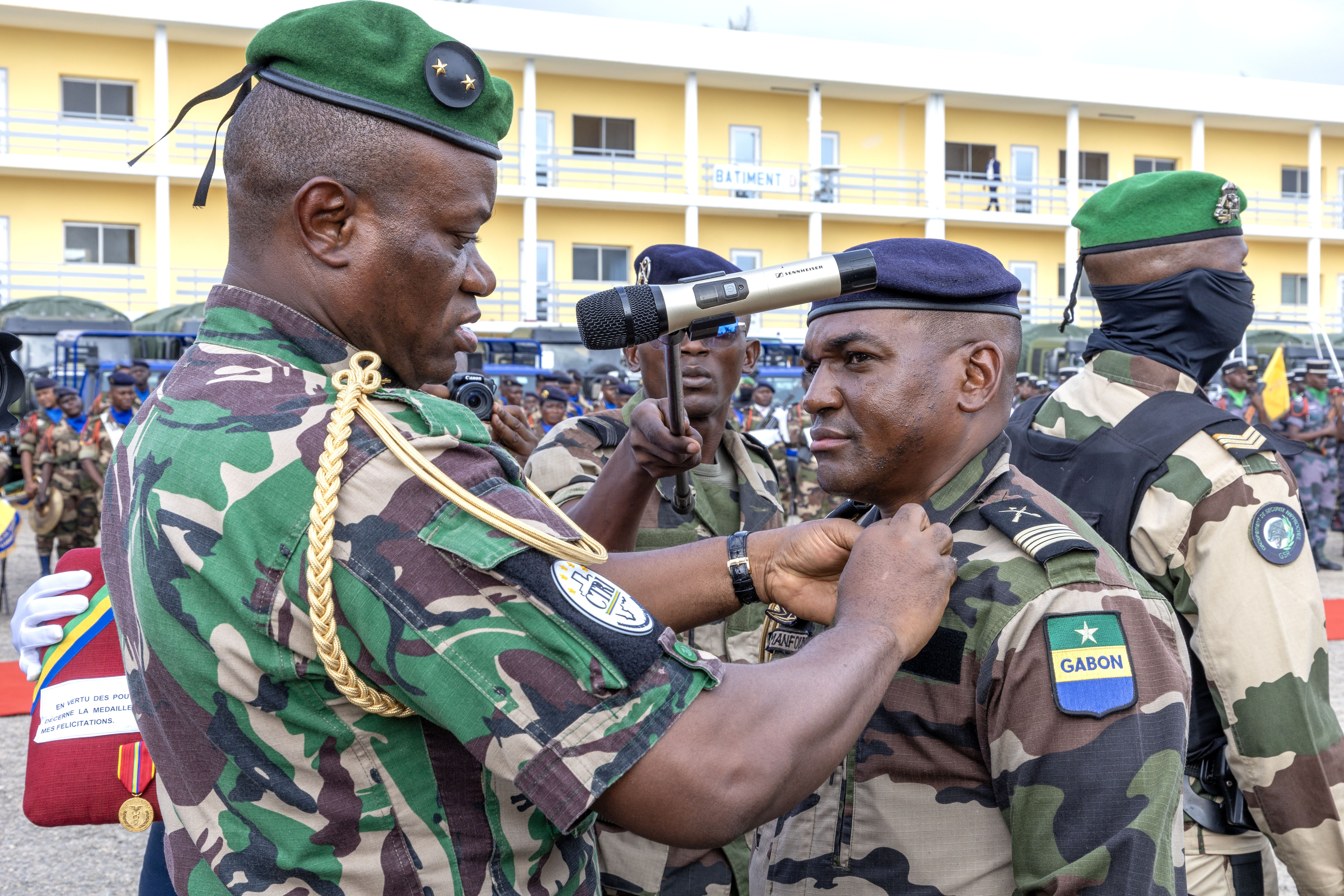 Renforcement des Forces de Défense et de Sécurité Gabonaises : Le Président de la République dote l'armée de nouveaux équipements