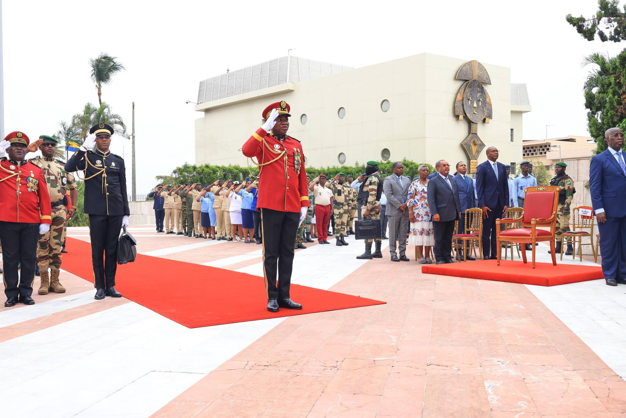 Le Président de la Transition, Président de la République, Chef de l'État, le Général Brice Clotaire Oligui Nguema Reçoit l'Acte de Rachat de la Société Assala Gabon