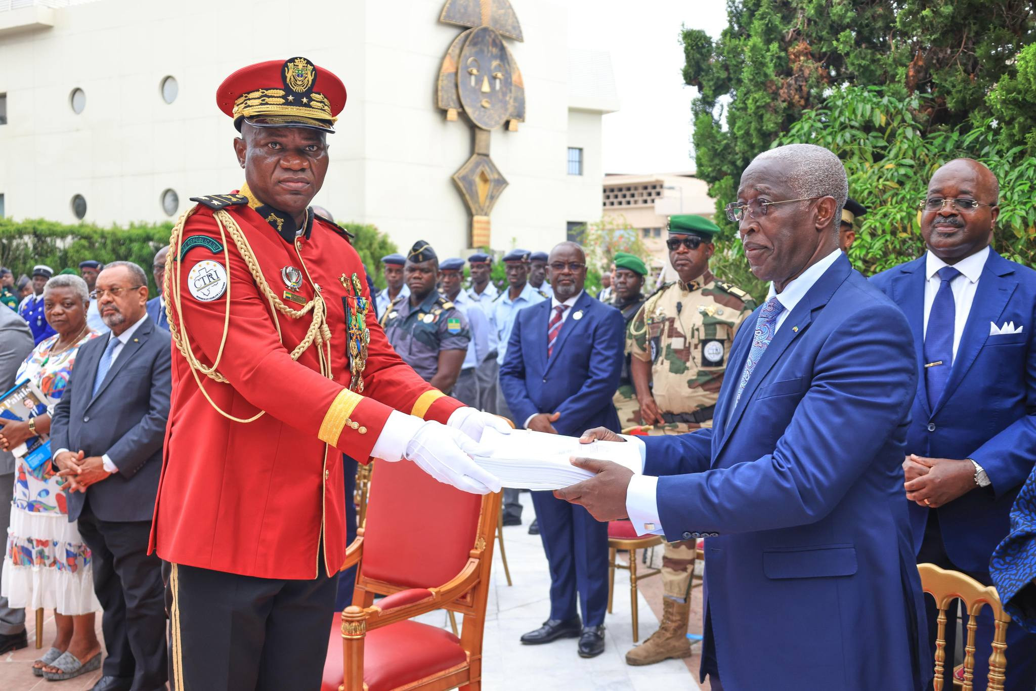 Le Président de la Transition, Président de la République, Chef de l'État, le Général Brice Clotaire Oligui Nguema Reçoit l'Acte de Rachat de la Société Assala Gabon