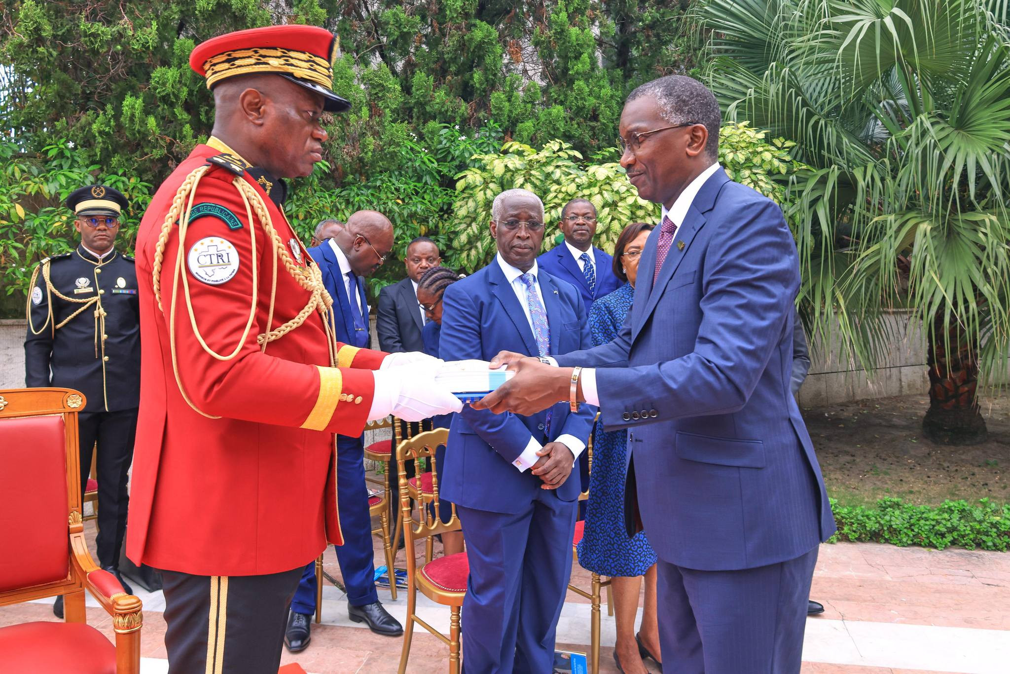 Le Président de la Transition, Président de la République, Chef de l'État, le Général Brice Clotaire Oligui Nguema Reçoit l'Acte de Rachat de la Société Assala Gabon