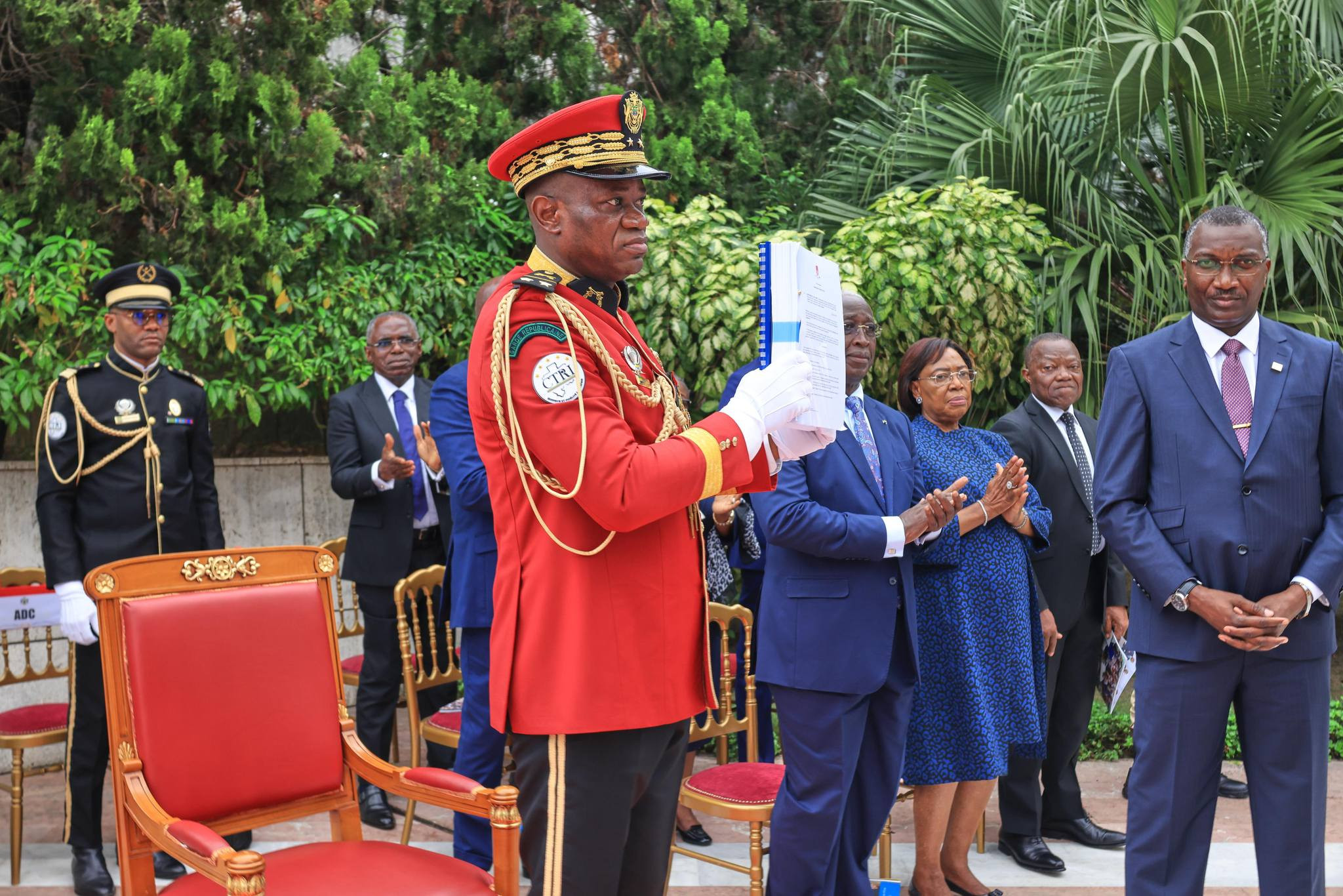 Le Président de la Transition, Président de la République, Chef de l'État, le Général Brice Clotaire Oligui Nguema Reçoit l'Acte de Rachat de la Société Assala Gabon