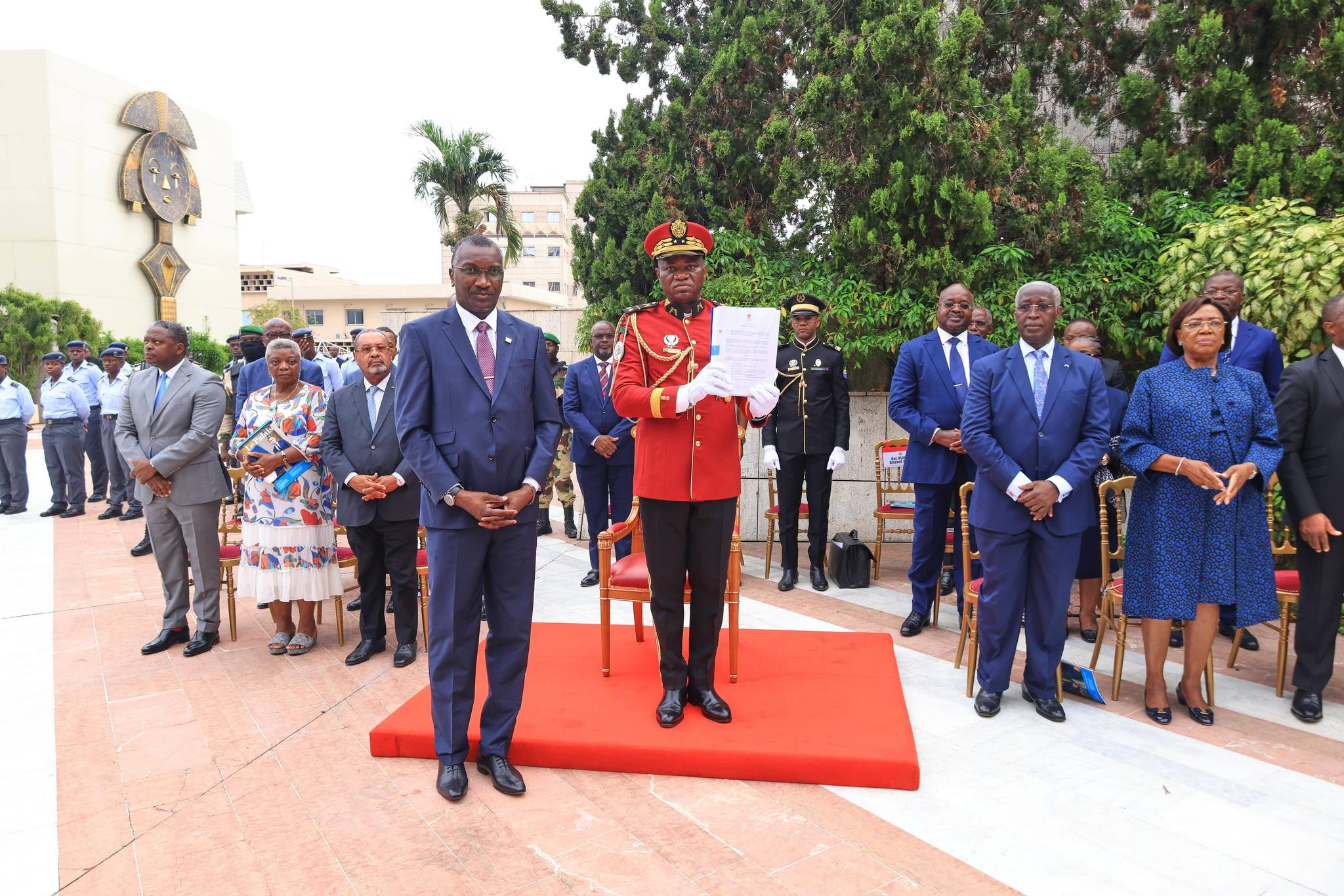 Le Président de la Transition, Président de la République, Chef de l'État, le Général Brice Clotaire Oligui Nguema Reçoit l'Acte de Rachat de la Société Assala Gabon