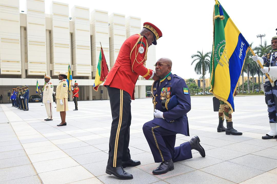 Le Président de la Transition, Président de la République, Chef de l’Etat, le Général Brice Clotaire OLIGUI NGUEMA, Préside la Cérémonie de Port de Galons des Officiers Généraux