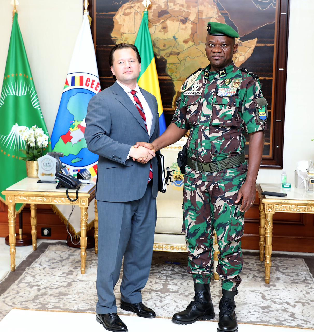 Rencontre entre le Président de la République et Mr George Maxwell, Président du groupe Vaalco