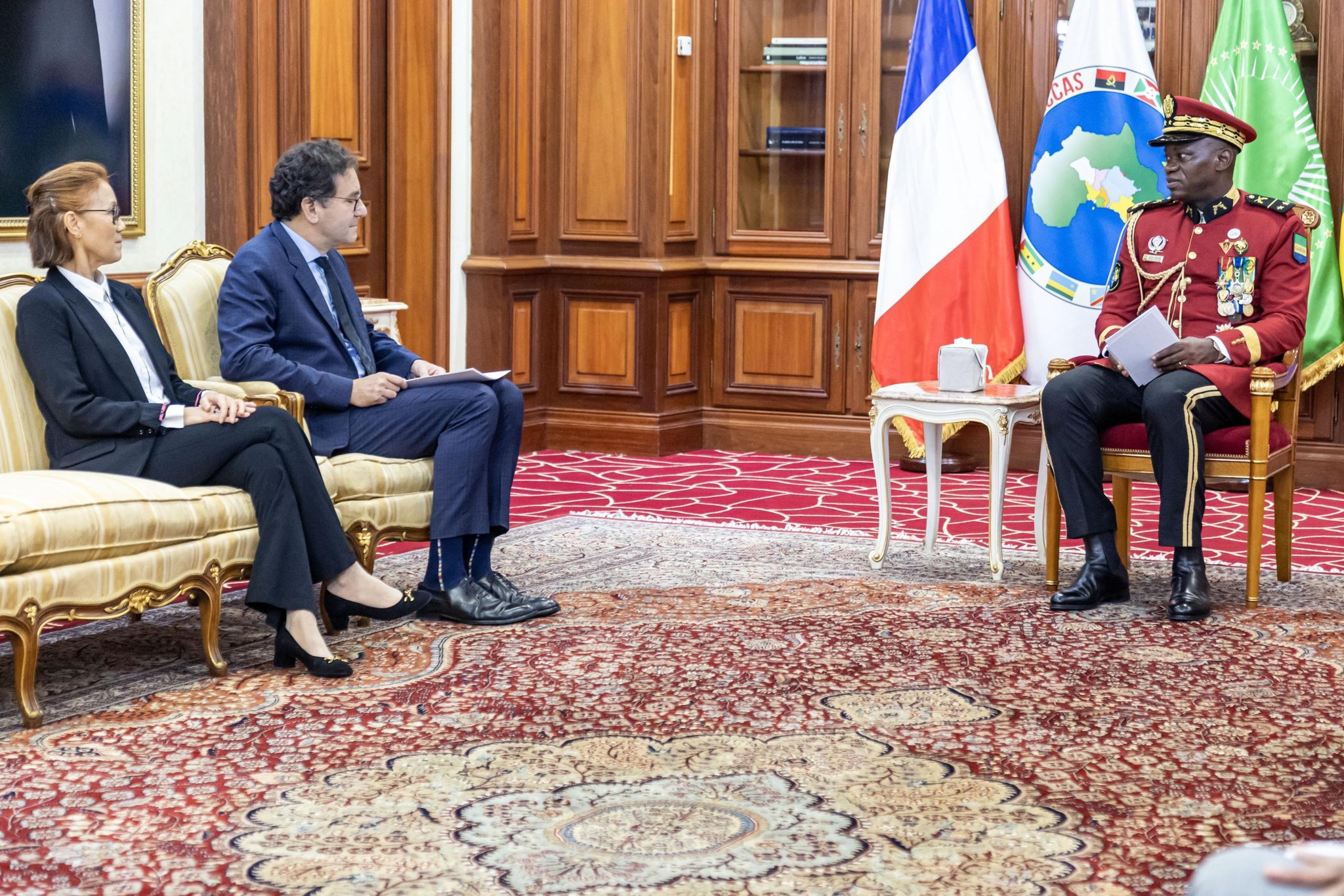 Le Président de la Transition, Président de la République, Chef de l’Etat le Général Brice Clotaire Oligui Nguema  accueille de nouveaux diplomates