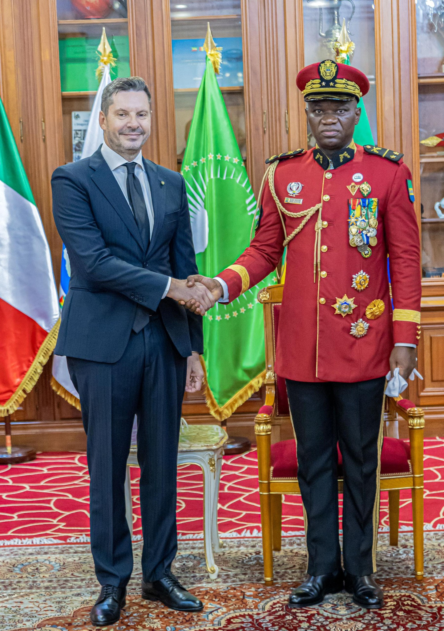 Le Président de la Transition, Président de la République, Chef de l’Etat le Général Brice Clotaire Oligui Nguema  accueille de nouveaux diplomates