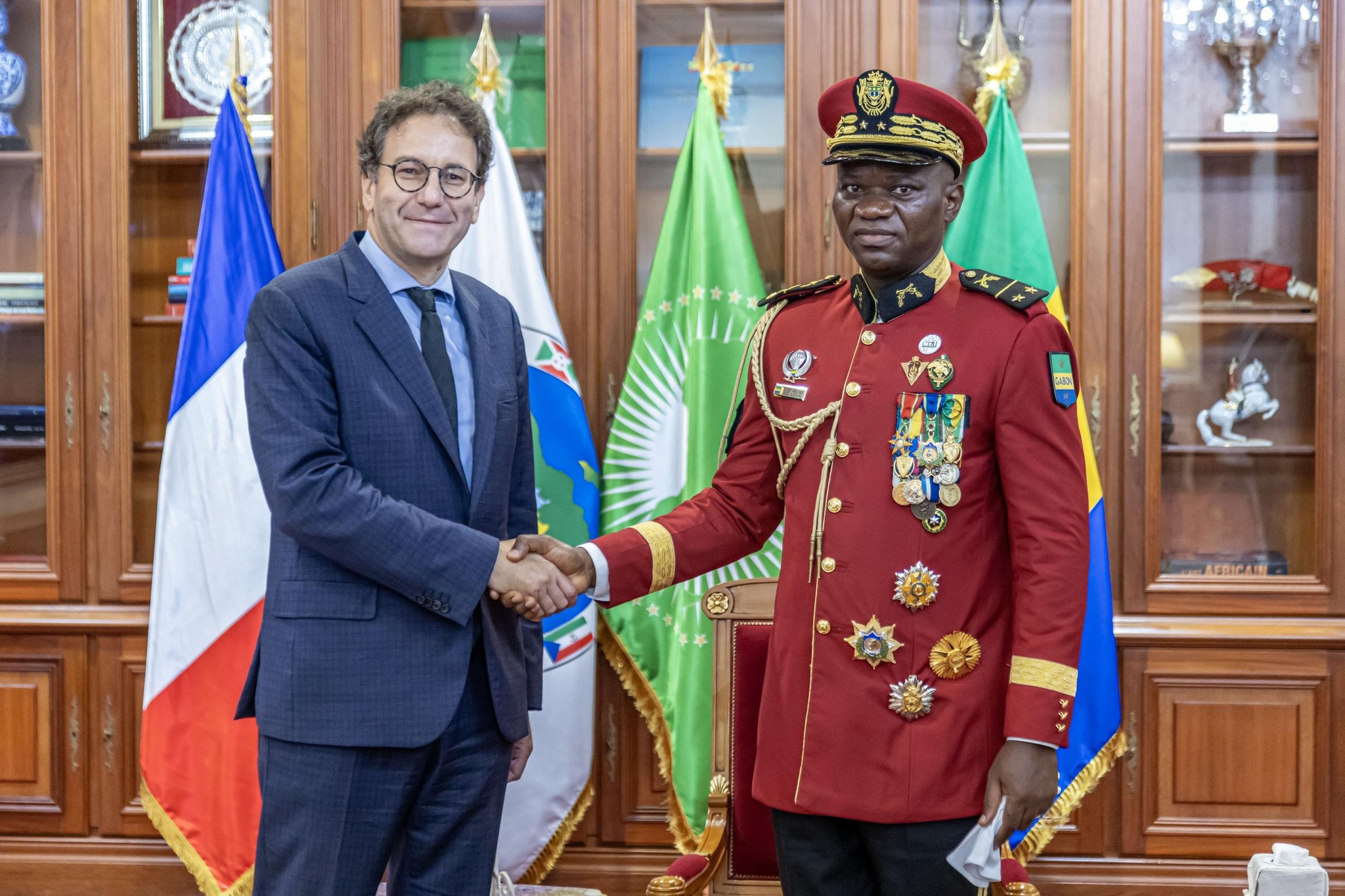 Le Président de la Transition, Président de la République, Chef de l’Etat le Général Brice Clotaire Oligui Nguema  accueille de nouveaux diplomates