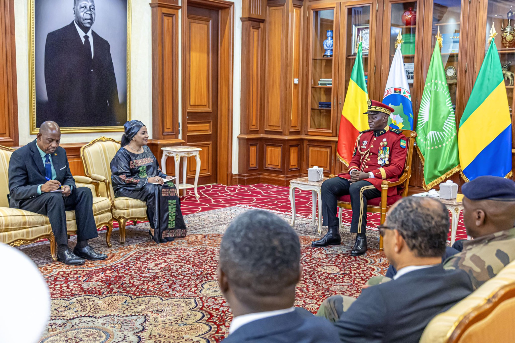 Le Président de la Transition, Président de la République, Chef de l’Etat le Général Brice Clotaire Oligui Nguema  accueille de nouveaux diplomates