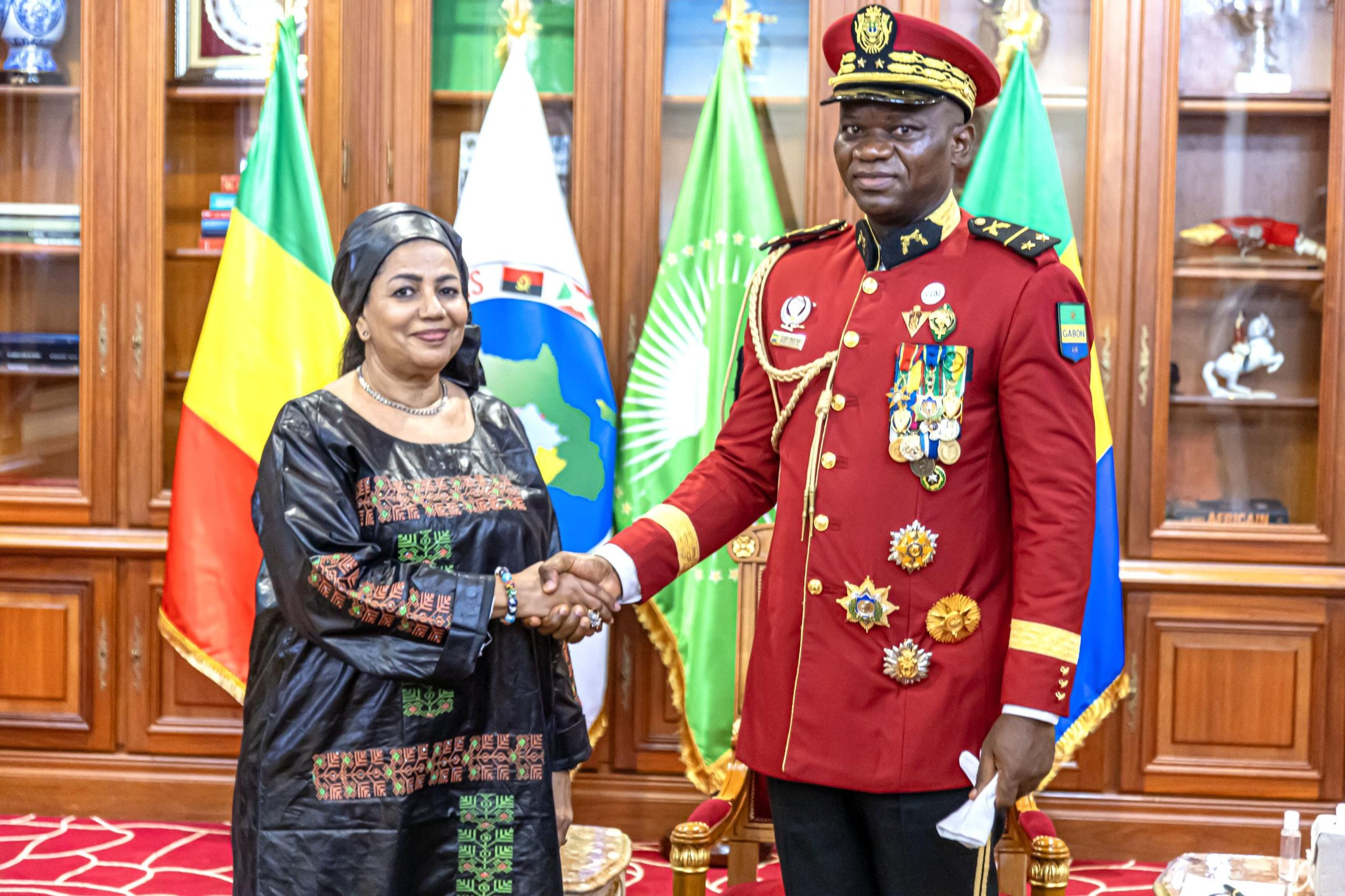 Le Président de la Transition, Président de la République, Chef de l’Etat le Général Brice Clotaire Oligui Nguema  accueille de nouveaux diplomates