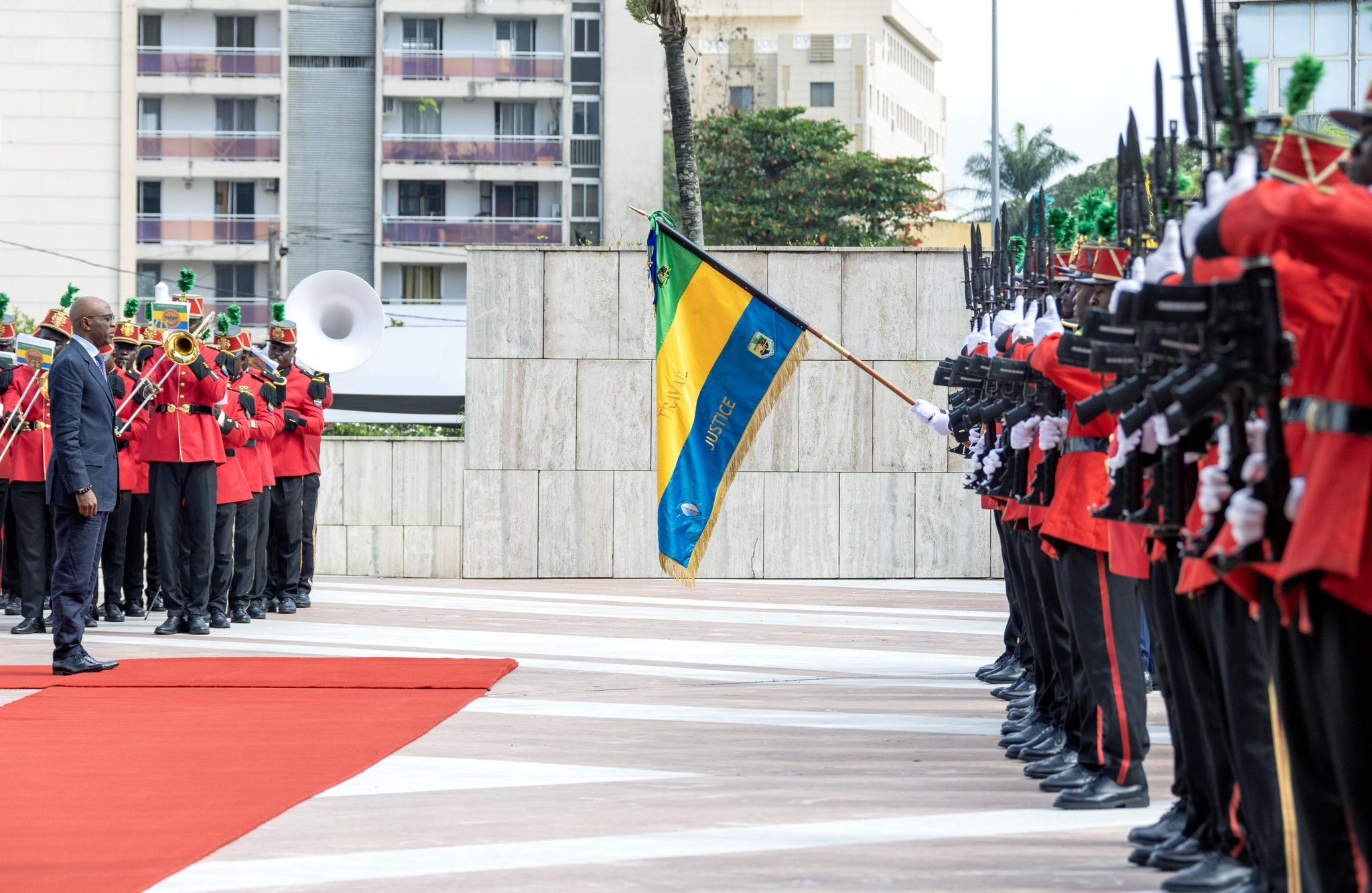 Le Président de la Transition, Président de la République, Chef de l’Etat le Général Brice Clotaire Oligui Nguema  accueille de nouveaux diplomates