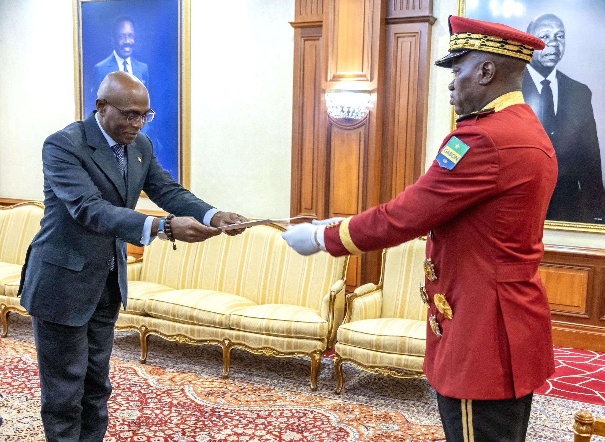 Le Président de la Transition, Président de la République, Chef de l’Etat le Général Brice Clotaire Oligui Nguema  accueille de nouveaux diplomates