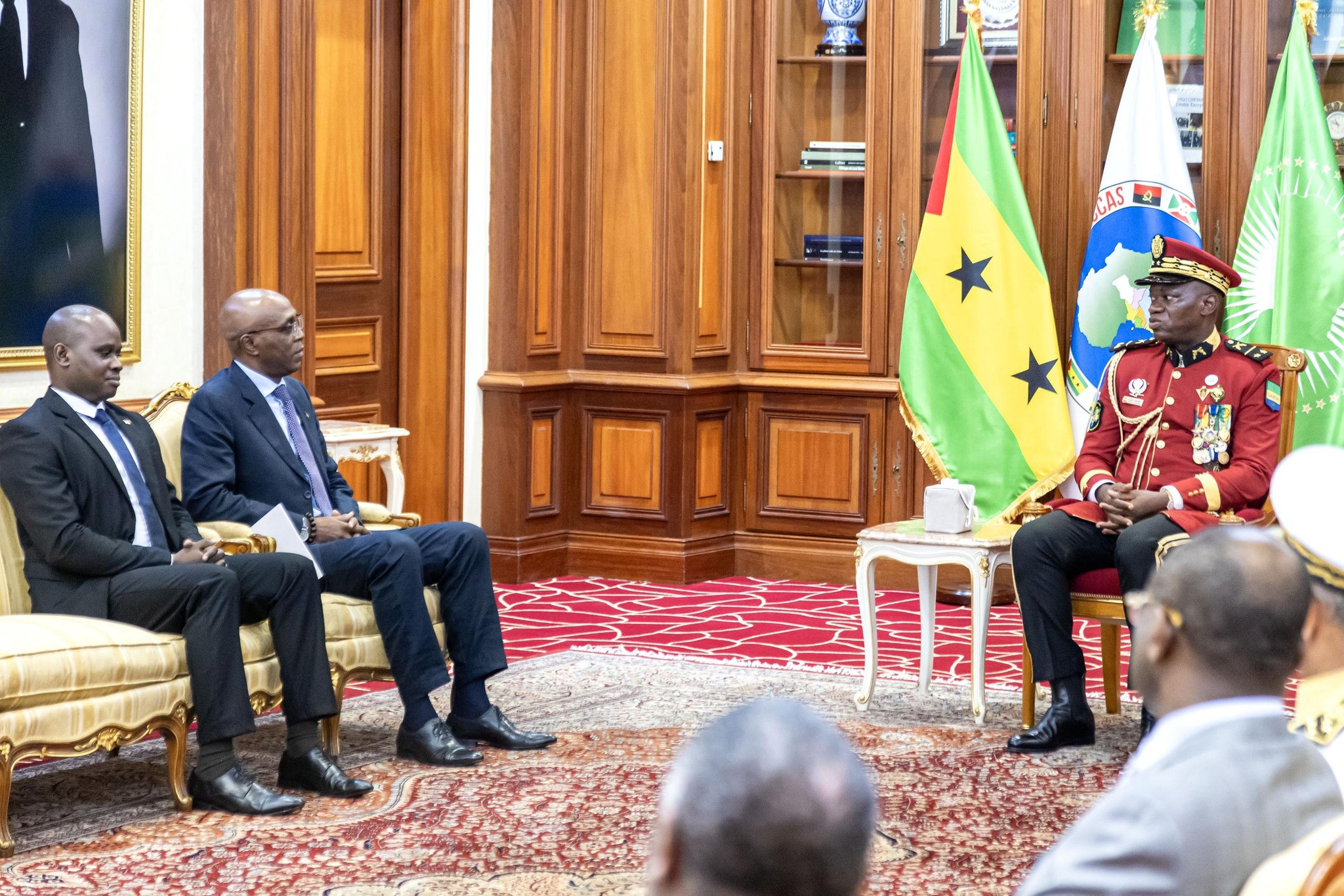 Le Président de la Transition, Président de la République, Chef de l’Etat le Général Brice Clotaire Oligui Nguema  accueille de nouveaux diplomates