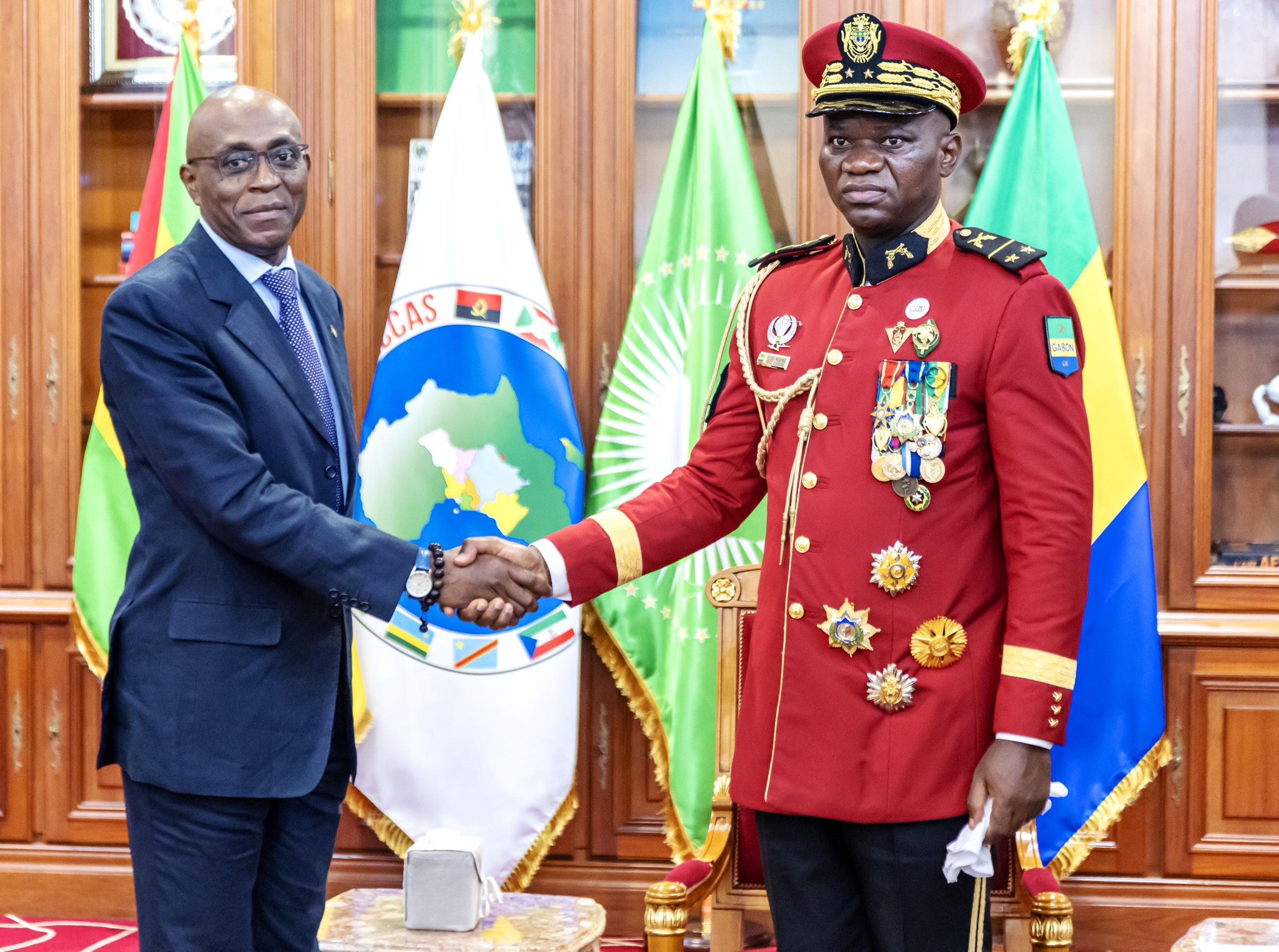 Le Président de la Transition, Président de la République, Chef de l’Etat le Général Brice Clotaire Oligui Nguema  accueille de nouveaux diplomates