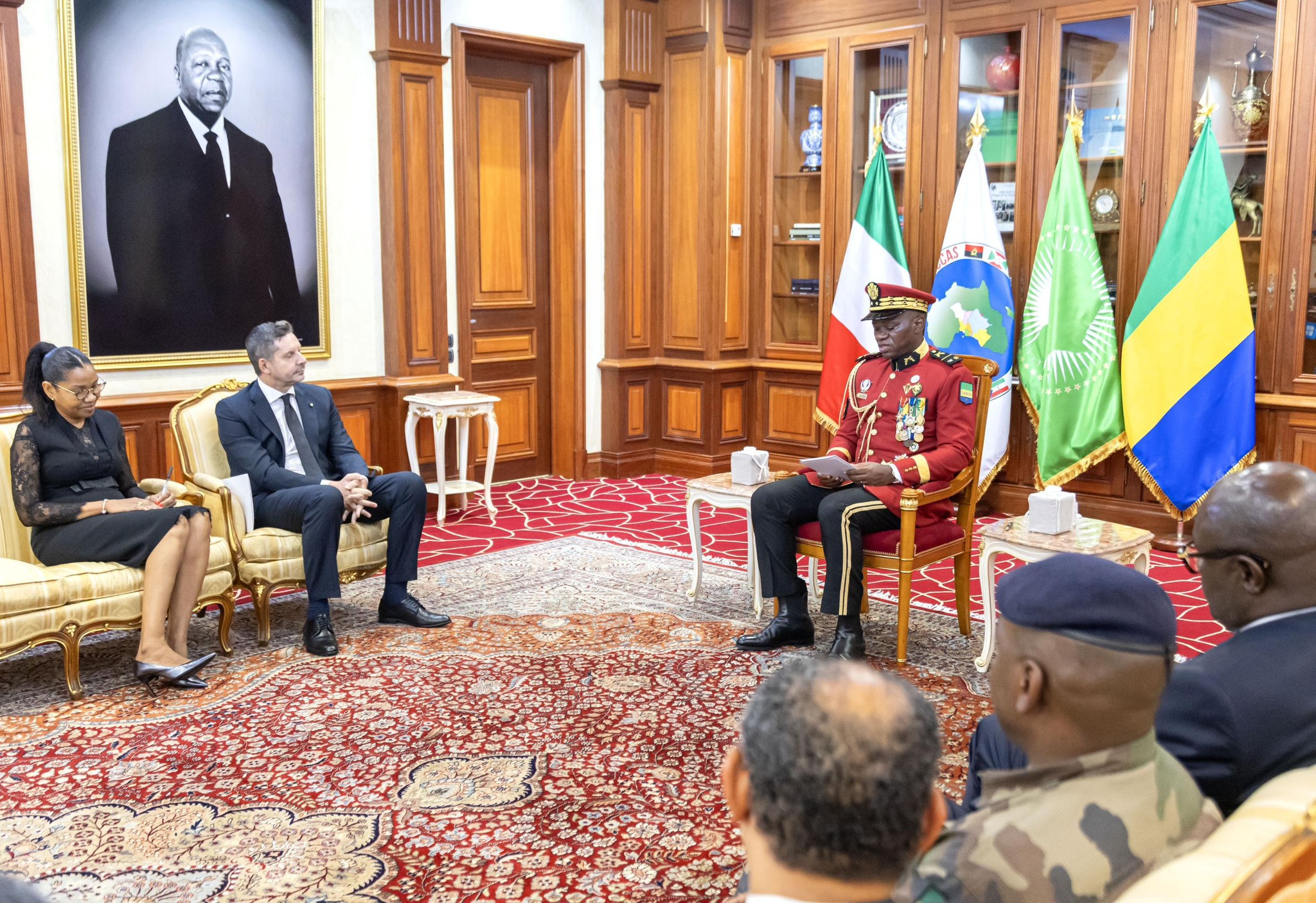 Le Président de la Transition, Président de la République, Chef de l’Etat le Général Brice Clotaire Oligui Nguema  accueille de nouveaux diplomates