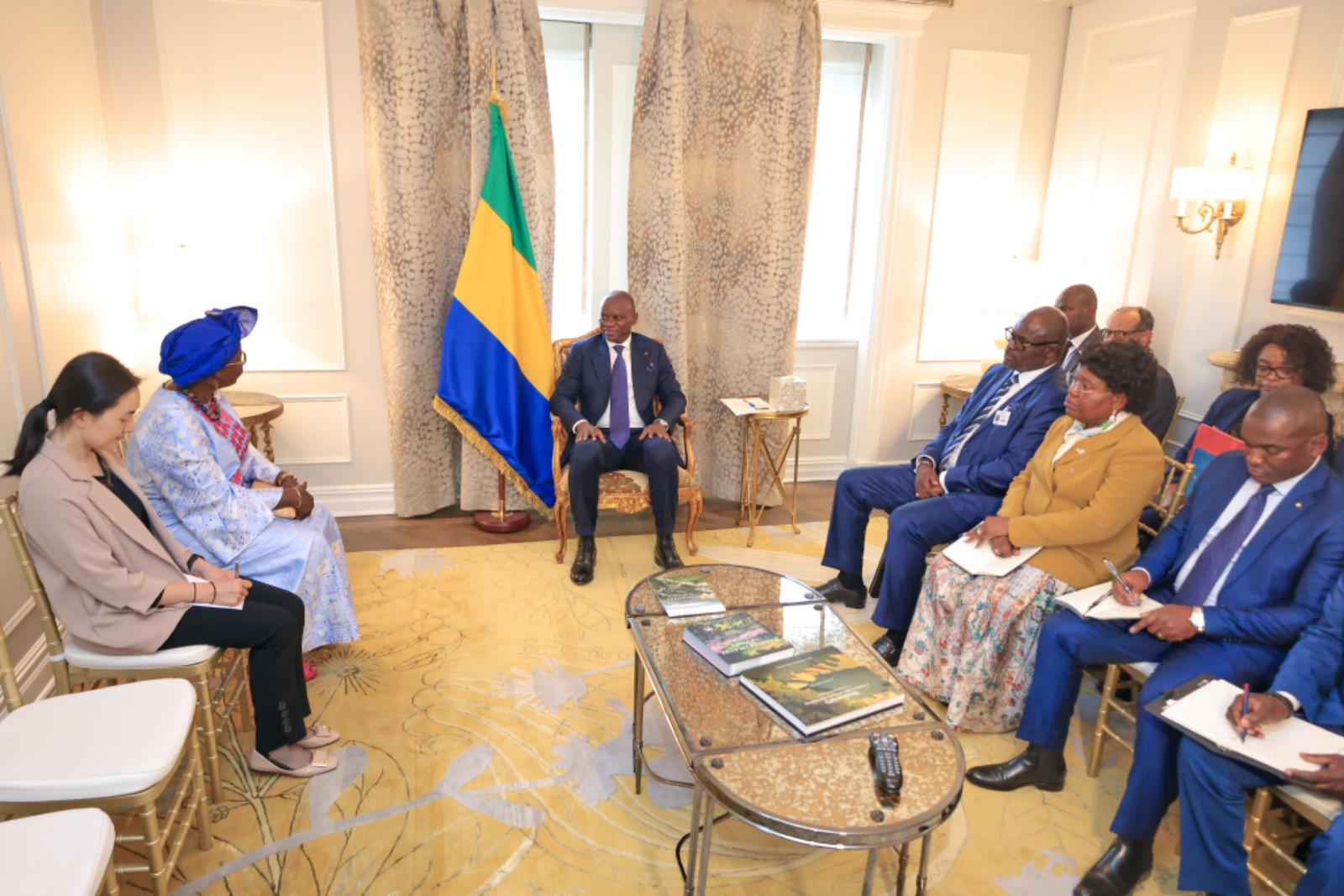 Le Président de la Transition, Président de la République, Chef de l’Etat, le Général Brice Clotaire Oligui Nguema, reçoit la Directrice du Secrétariat des Nations Unies pour les Forêts, Dr Juliette Biao