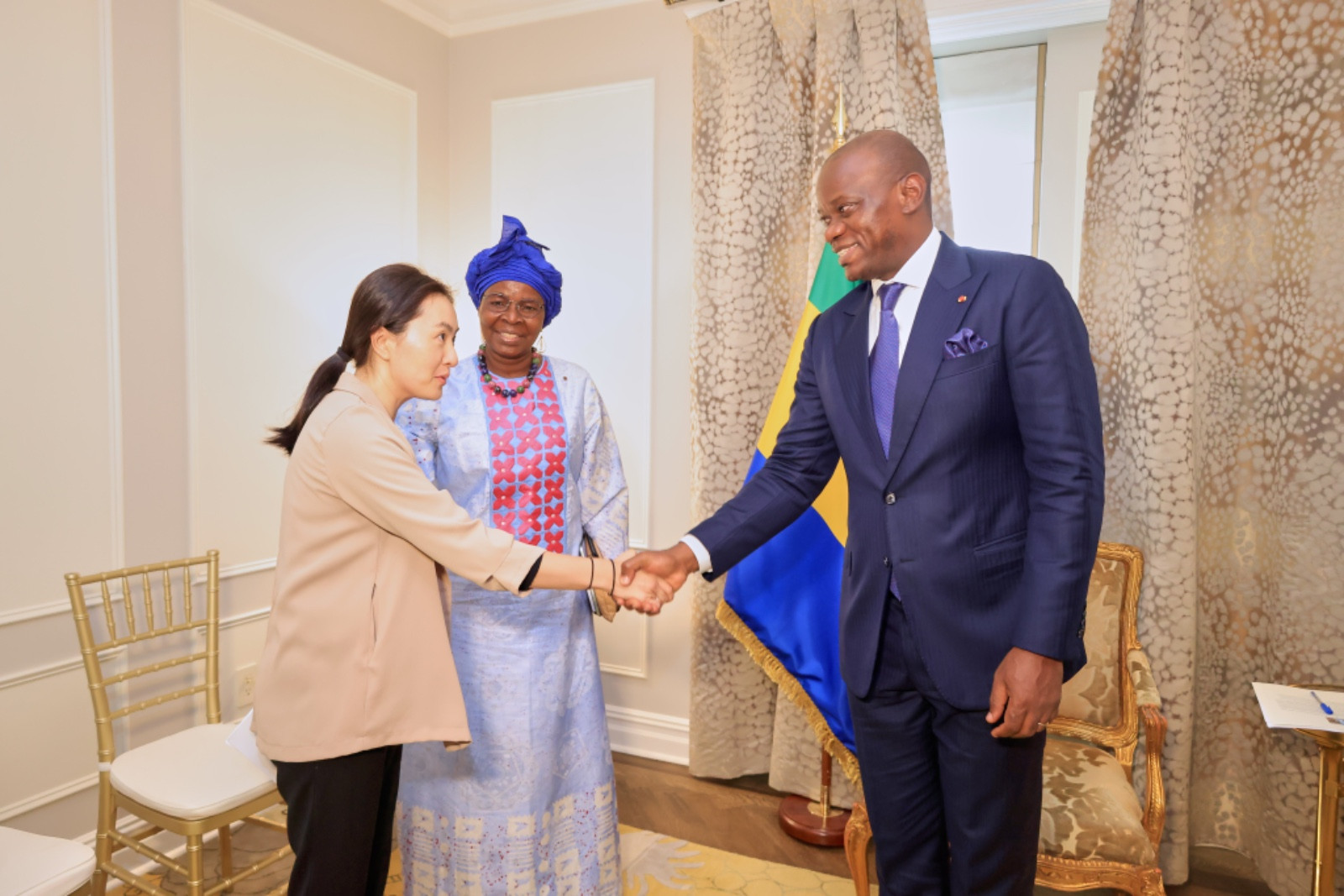 Le Président de la Transition, Président de la République, Chef de l’Etat, le Général Brice Clotaire Oligui Nguema, reçoit la Directrice du Secrétariat des Nations Unies pour les Forêts, Dr Juliette Biao