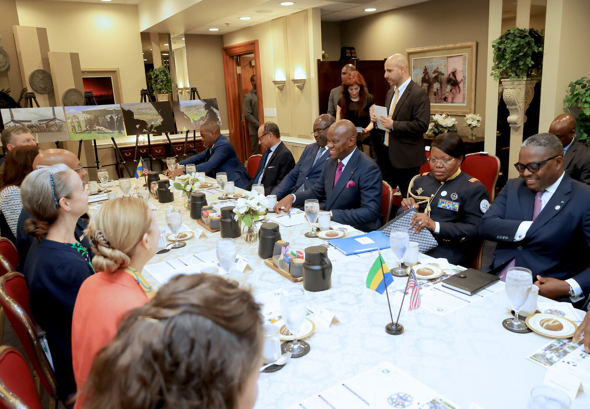 Le Président de la Transition, Président de la République, Chef de l’Etat, le Général Brice Clotaire Oligui Nguema rencontre les responsables de la Défense américaine au Pentagone pour renforcer la coopération sécuritaire