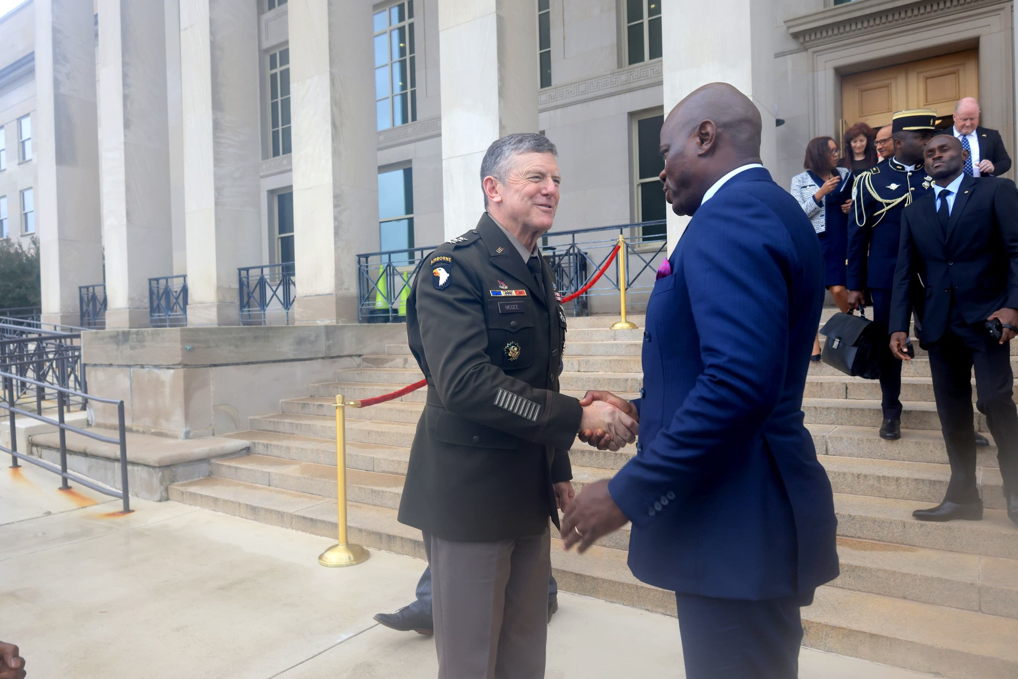 Le Président de la Transition, Président de la République, Chef de l’Etat, le Général Brice Clotaire Oligui Nguema rencontre les responsables de la Défense américaine au Pentagone pour renforcer la coopération sécuritaire