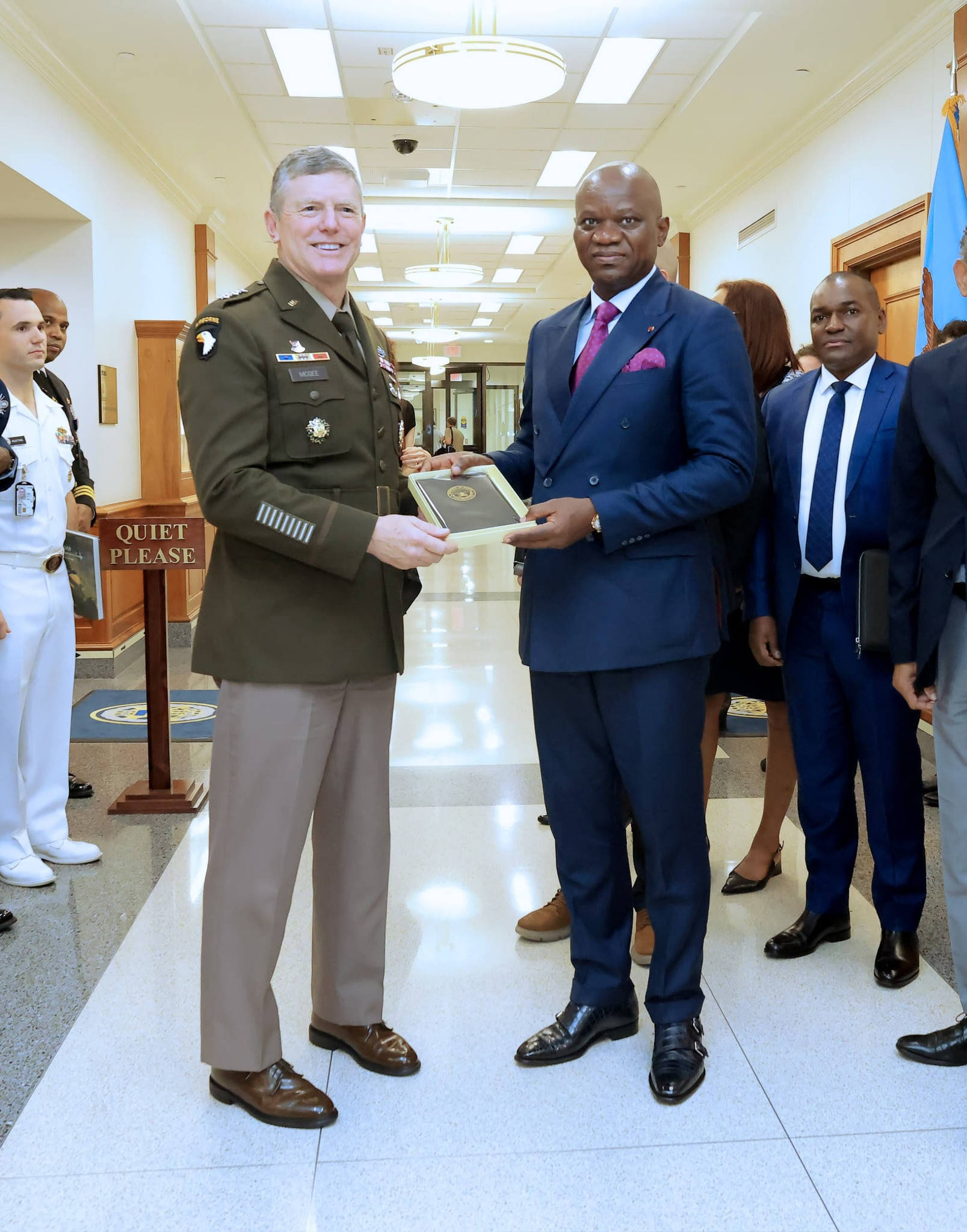 Le Président de la Transition, Président de la République, Chef de l’Etat, le Général Brice Clotaire Oligui Nguema rencontre les responsables de la Défense américaine au Pentagone pour renforcer la coopération sécuritaire