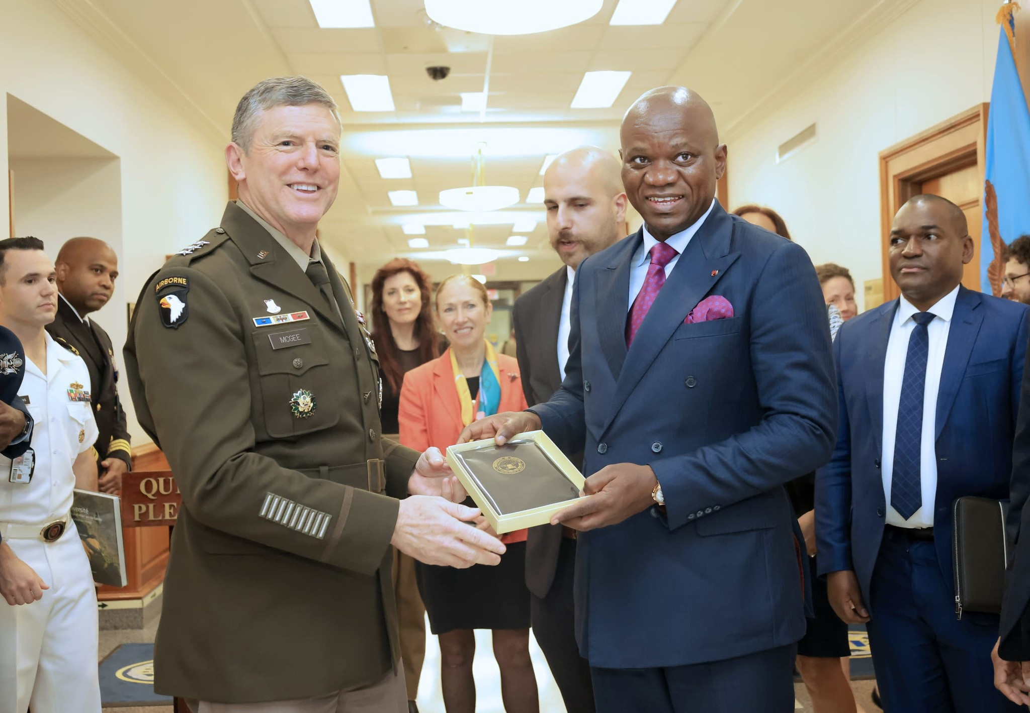 Le Président de la Transition, Président de la République, Chef de l’Etat, le Général Brice Clotaire Oligui Nguema rencontre les responsables de la Défense américaine au Pentagone pour renforcer la coopération sécuritaire