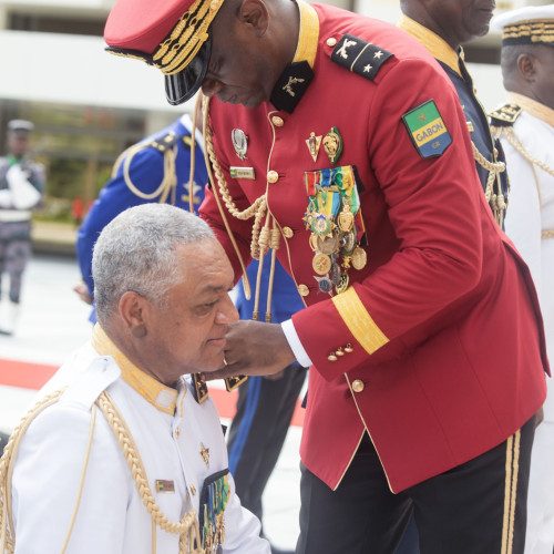 Remise de Galons par le Président Brice Clotaire Oligui Nguema aux Officiers Généraux des Forces de Défense