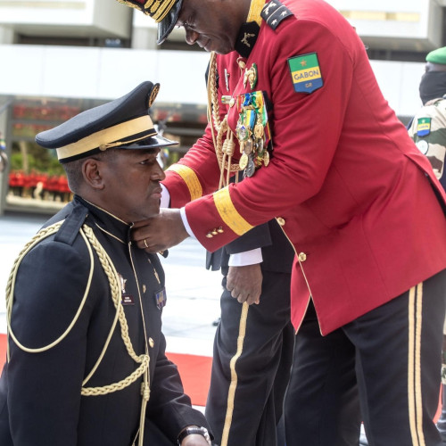 Remise de Galons par le Président Brice Clotaire Oligui Nguema aux Officiers Généraux des Forces de Défense