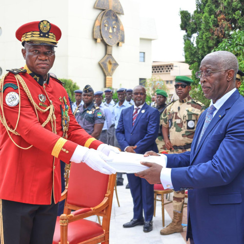 Le Président de la Transition, Président de la République, Chef de l'État, le Général Brice Clotaire Oligui Nguema Reçoit l'Acte de Rachat de la Société Assala Gabon