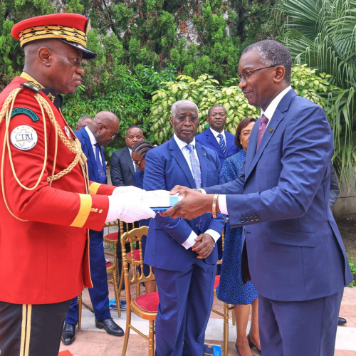 Le Président de la Transition, Président de la République, Chef de l'État, le Général Brice Clotaire Oligui Nguema Reçoit l'Acte de Rachat de la Société Assala Gabon