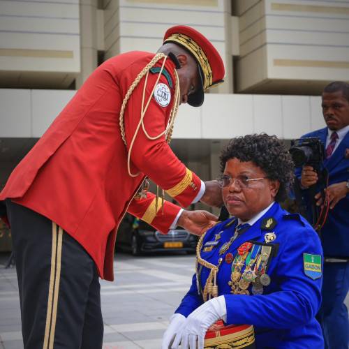 Le Président de la Transition, Président de la République, Chef de l’Etat, le Général Brice Clotaire OLIGUI NGUEMA, Préside la Cérémonie de Port de Galons des Officiers Généraux