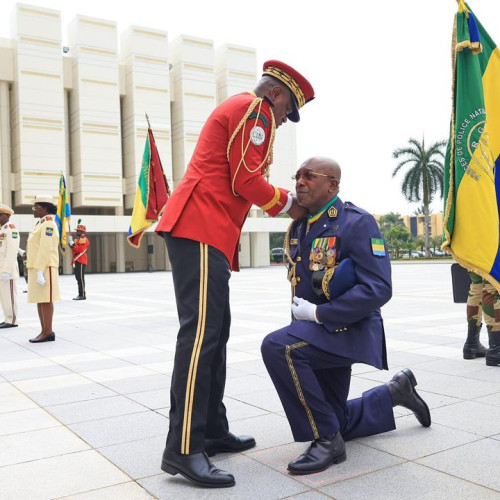 Le Président de la Transition, Président de la République, Chef de l’Etat, le Général Brice Clotaire OLIGUI NGUEMA, Préside la Cérémonie de Port de Galons des Officiers Généraux