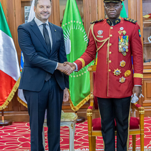 Le Président de la Transition, Président de la République, Chef de l’Etat le Général Brice Clotaire Oligui Nguema  accueille de nouveaux diplomates