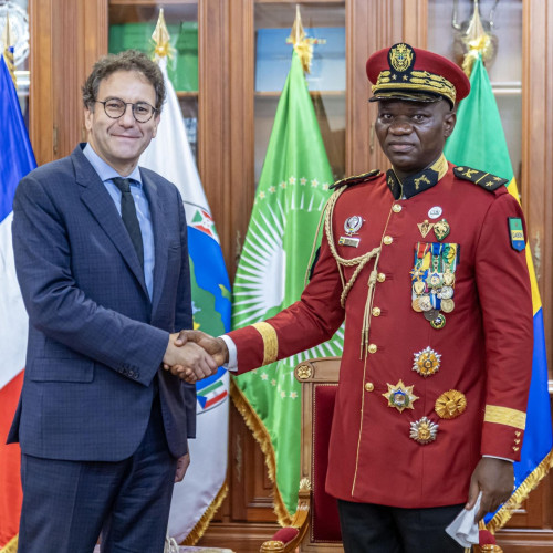 Le Président de la Transition, Président de la République, Chef de l’Etat le Général Brice Clotaire Oligui Nguema  accueille de nouveaux diplomates