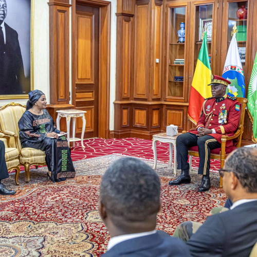 Le Président de la Transition, Président de la République, Chef de l’Etat le Général Brice Clotaire Oligui Nguema  accueille de nouveaux diplomates