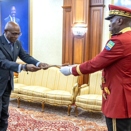 Le Président de la Transition, Président de la République, Chef de l’Etat le Général Brice Clotaire Oligui Nguema  accueille de nouveaux diplomates