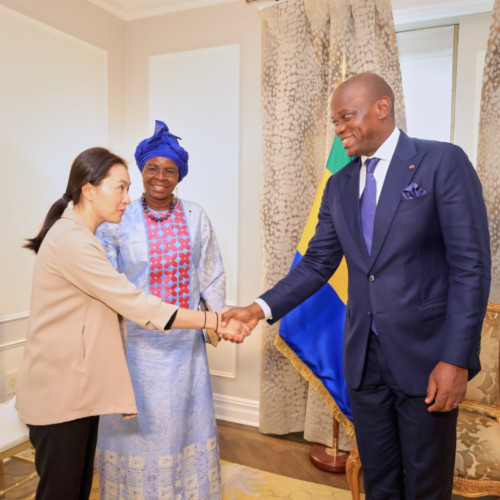 Le Président de la Transition, Président de la République, Chef de l’Etat, le Général Brice Clotaire Oligui Nguema, reçoit la Directrice du Secrétariat des Nations Unies pour les Forêts, Dr Juliette Biao