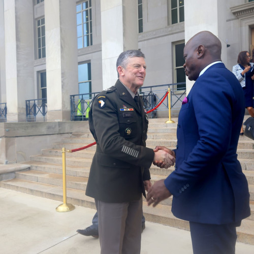 Le Président de la Transition, Président de la République, Chef de l’Etat, le Général Brice Clotaire Oligui Nguema rencontre les responsables de la Défense américaine au Pentagone pour renforcer la coopération sécuritaire