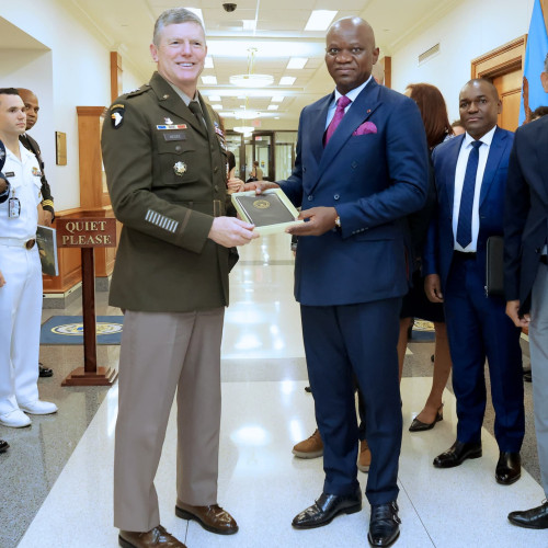 Le Président de la Transition, Président de la République, Chef de l’Etat, le Général Brice Clotaire Oligui Nguema rencontre les responsables de la Défense américaine au Pentagone pour renforcer la coopération sécuritaire