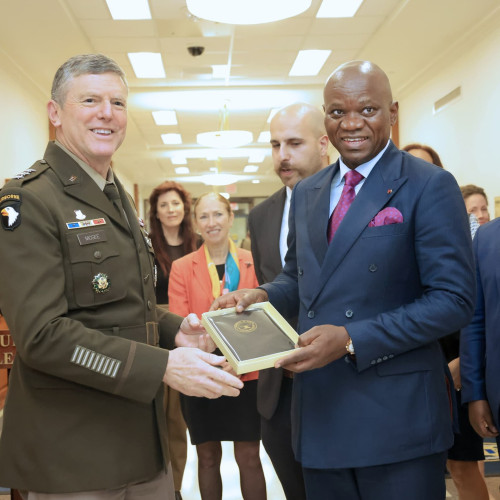 Le Président de la Transition, Président de la République, Chef de l’Etat, le Général Brice Clotaire Oligui Nguema rencontre les responsables de la Défense américaine au Pentagone pour renforcer la coopération sécuritaire